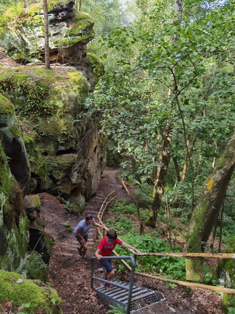 Vom Labyrinth zum Bernhardstein wandern, oben hast du eine ruhige Aussichtsplattform