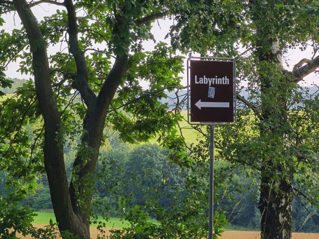 Die Anfahrt und wo beim Felsenlabyrinth Langenhennersdorf parken? Hier alle Details dazu.