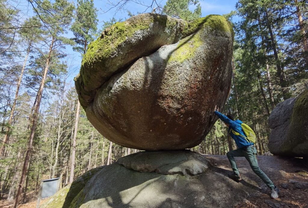 Auf der Wackelstein Rundwanderung gibt es viel zu erleben - zuerst den Wackelstein, danach das Steinerne Kirchlein