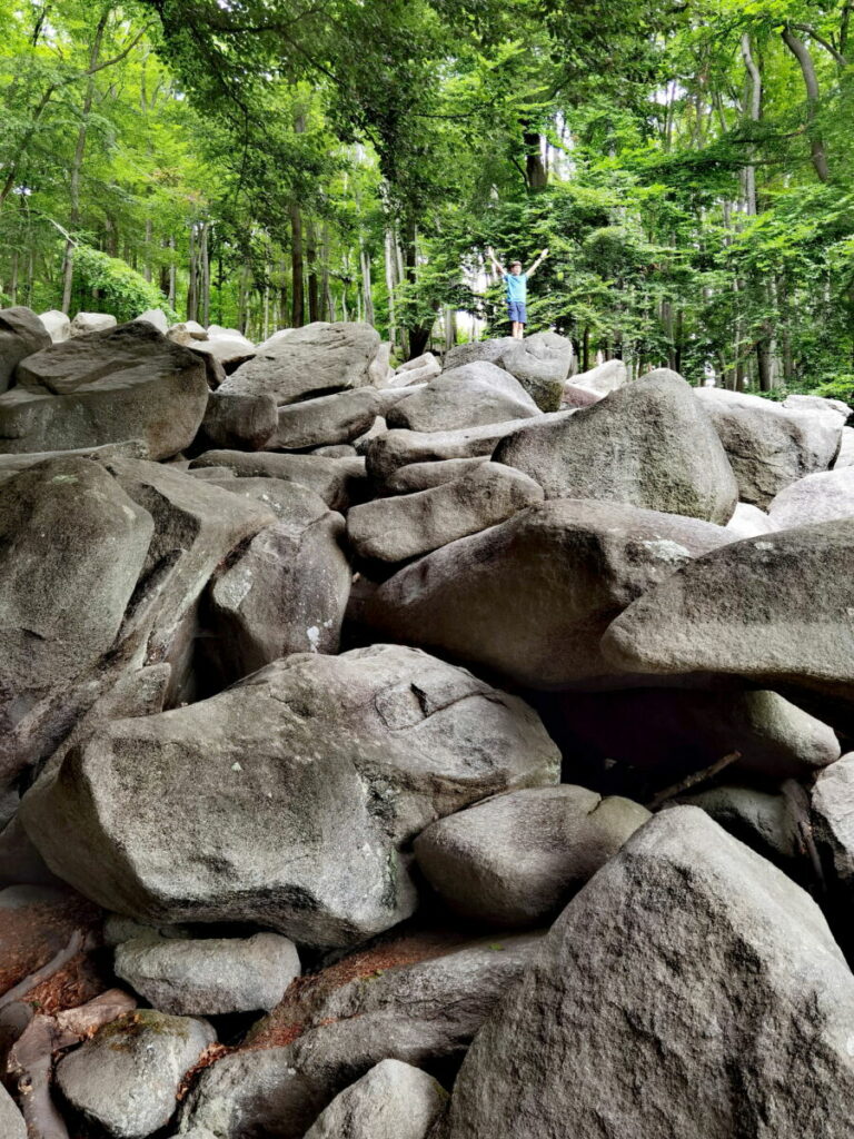 Naturwunder Felsenmeer im Odenwald - schau mal die Dimensionen Mensch und Felsen!