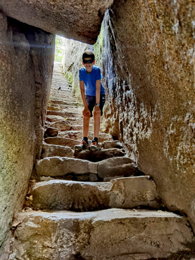 Das Felsenlabyrinth Luisenburg ist für Kinder ein paradiesischer Spielplatz aus Stein