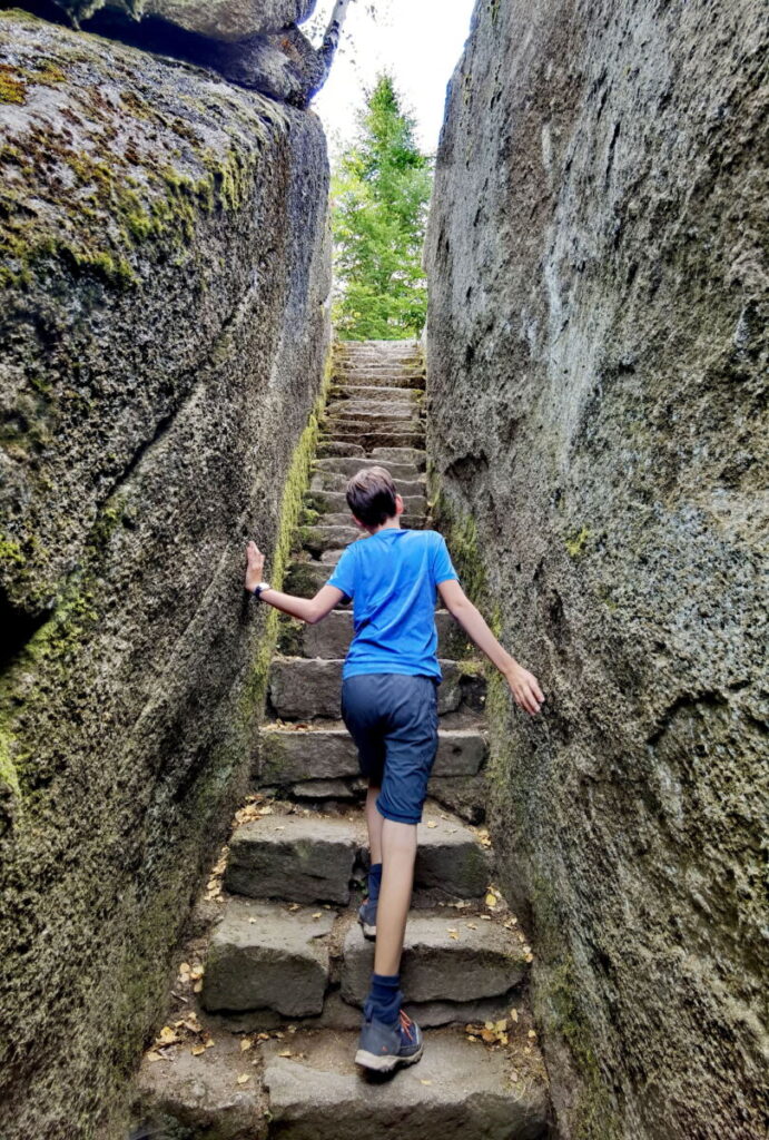 Teilweise führten steile Stufen im Felsenlabyrinth nach oben
