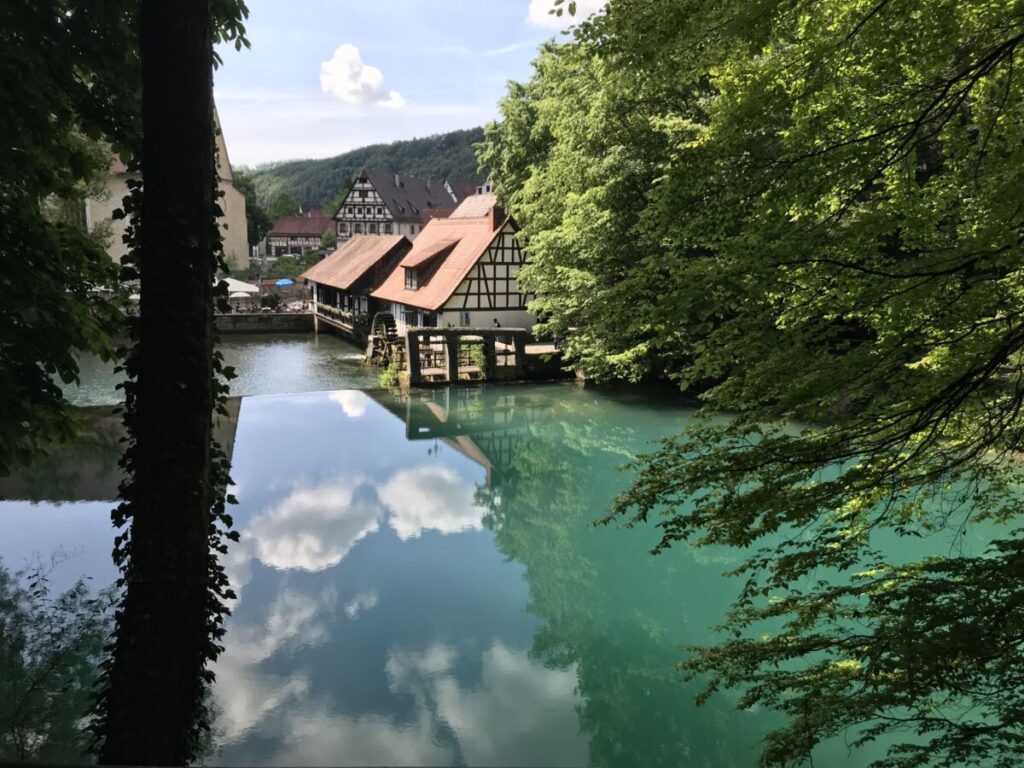 Karstquelle Blautopf Blaubeuren auf dem Blaubeurer Felsensteig, 