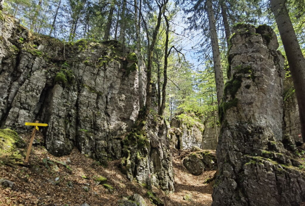 Wegweiser zeigen den Weg durch das Felsenlabyrinth Teufelsgasse