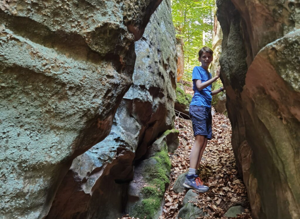 Schmale Spalten gibt es viele im Felsenlabyrinth der Teufelsschlucht