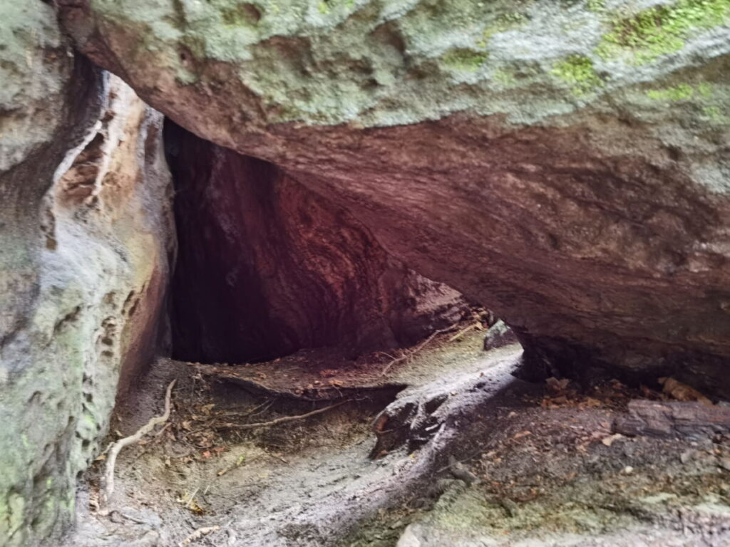 Felsenlabyrinth Sackdilling mit Höhlen und Felsen