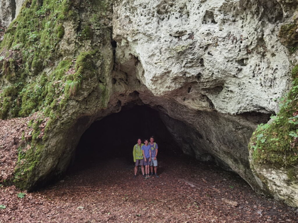 Hier geht´s in die Höhle hinein