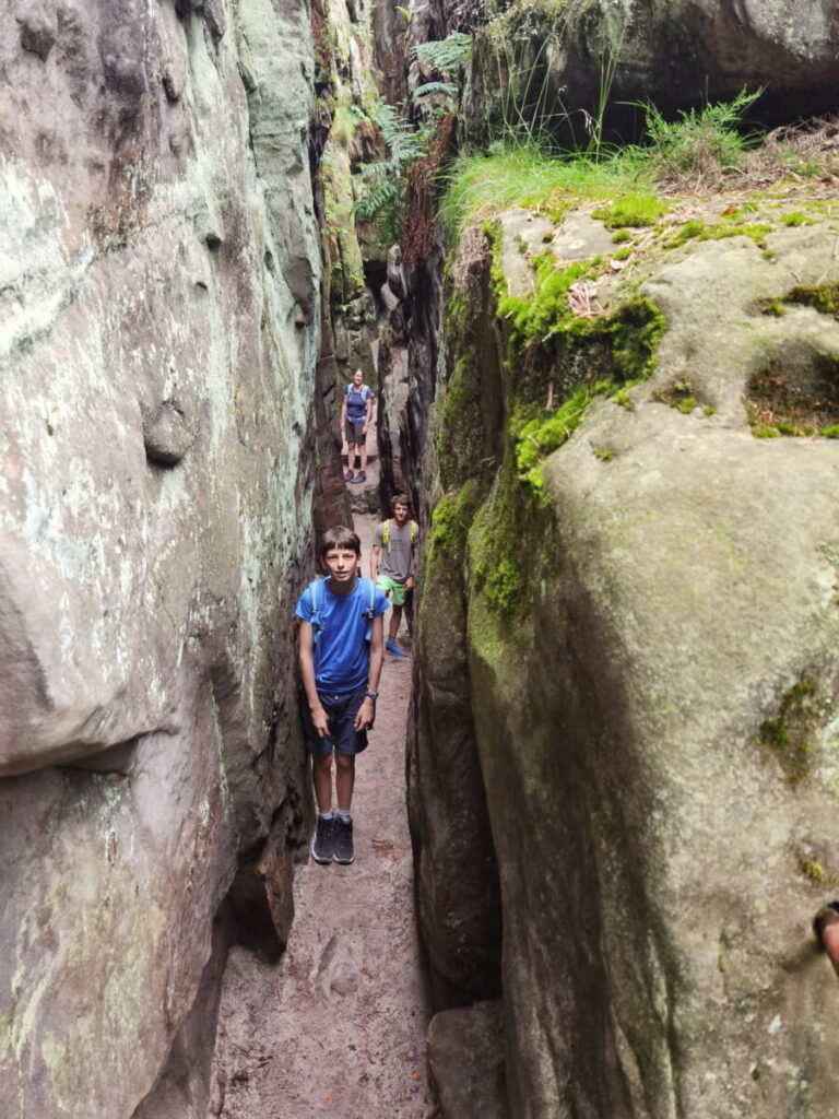 Ostas Felsenlabyrinth: Der Wanderweg führt oft durch schmale Felsspalten
