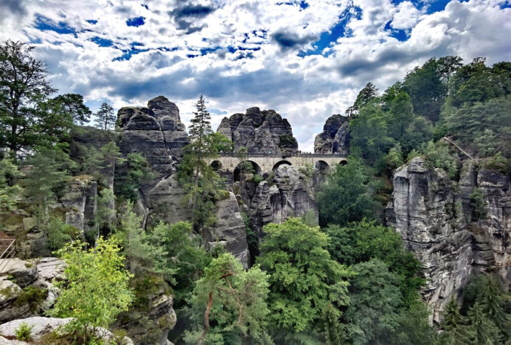 Aus dem Amselgrund geht es hinauf zur weltberühmten Bastei mit der Basteibrücke