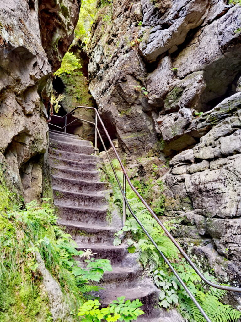 Schwedenlöcher Sächsische Schweiz - über Stufen durch die Felswände wandern