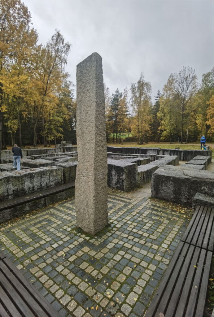 Diese 5 Meter hohe Säule steht mitten im Granitlabyrinth